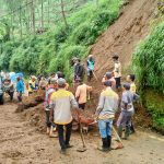 Pembersihan Lumpur Sisa Longsor di Kecamatan Tosari